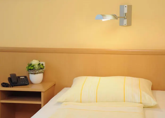 Szálloda & Restaurant Hugenottengarten 2*